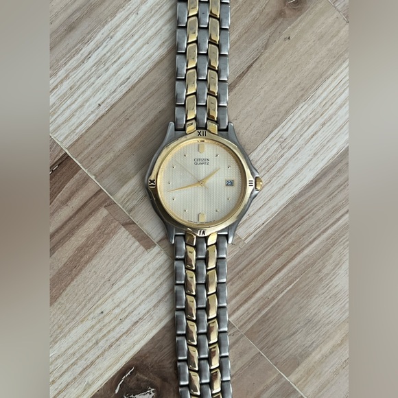 Citizen Quartz Men’s Watch Two Tone Bracelet Light Gold Tone Dial Date Window - Picture 6 of 14